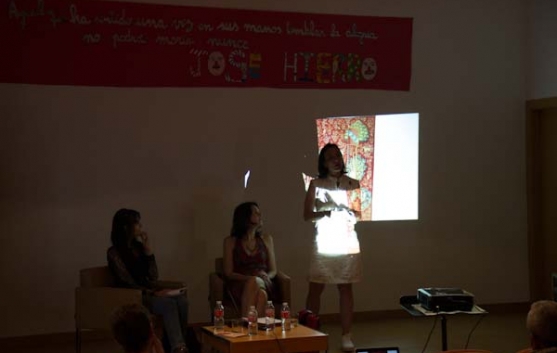 Olga Muñoz Carrasco presenta "Tapiz rojo con pájaros"